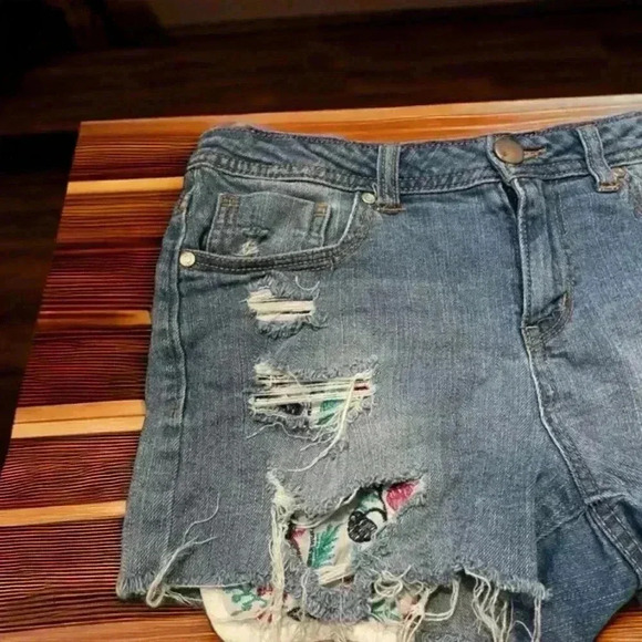 Harper size 28 ripped jean shorts with cute, embroidered flower patches. - Picture 5 of 5